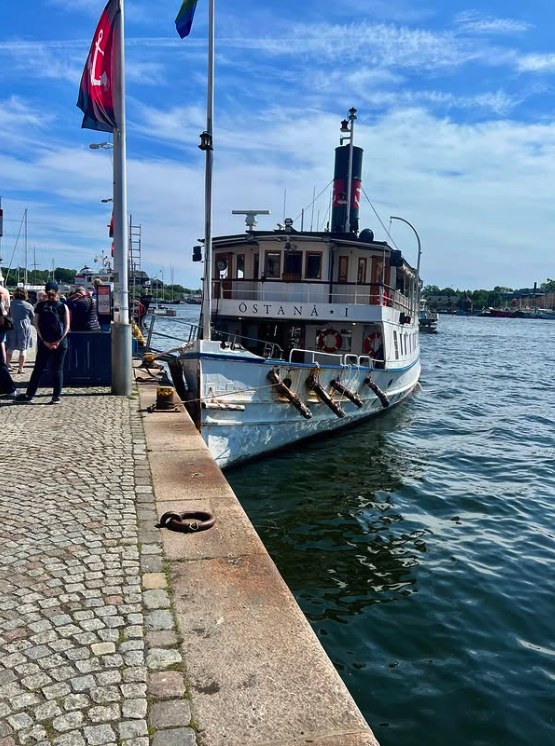Passengers on deck during a guided archipelago cruise